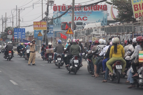 Người đi xe máy ùn ùn về quê ăn Tết ảnh 7